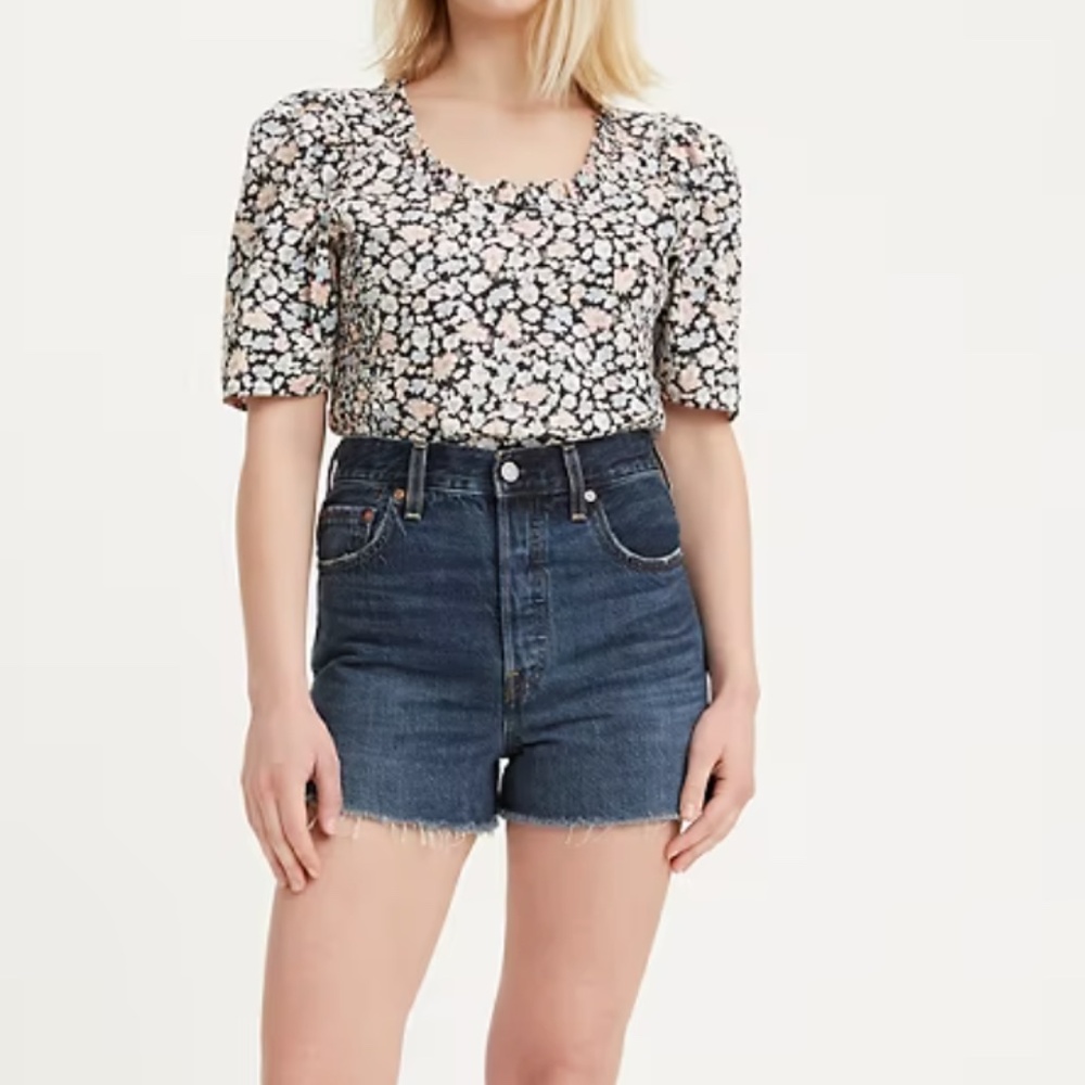 Levi’s Premium Ribcage High Rise Shorts – Size 25 (NWT)